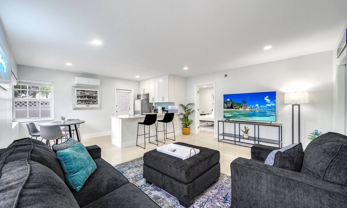 Coral Ridge Apartment | Immaculate Coastal Unit! Walk To Beach and Shops!