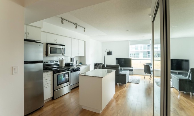 Fort York Condo | IMMACULATE CONDO | MINUTES FROM DOWNTOWN TORONTO |