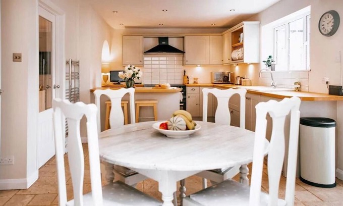 Cirencester House | Immaculate picturesque house in Cotswold village.