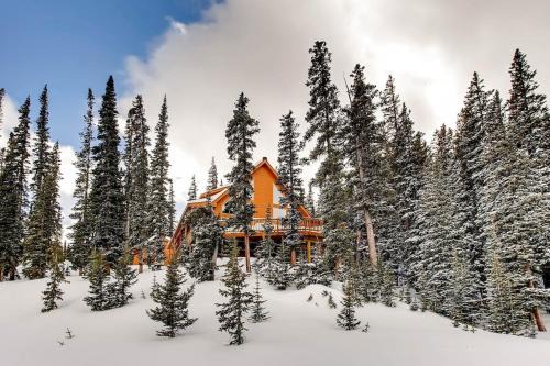 Valley of the Sun House | Immaculate & Private Mountain Home with Hot Tub - Sugar Pine Lodge
