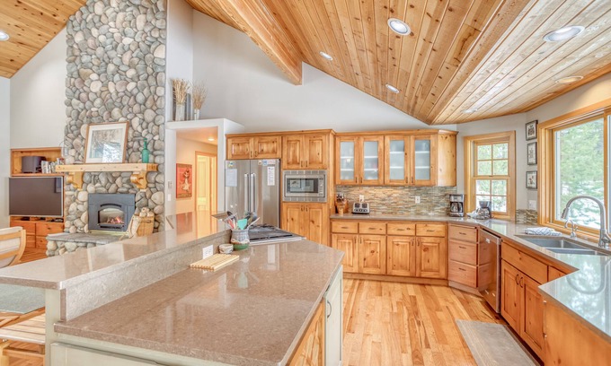 Deer Park House | Immaculate Single Level 4 Bedroom Home with Hot Tub and SHARC Passes!