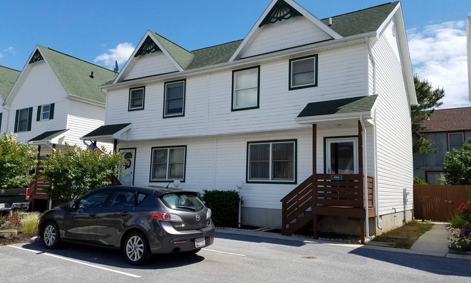 Heron Harbour Isle House | Immaculate townhome with private fenced back patio. 9.98 star rating.