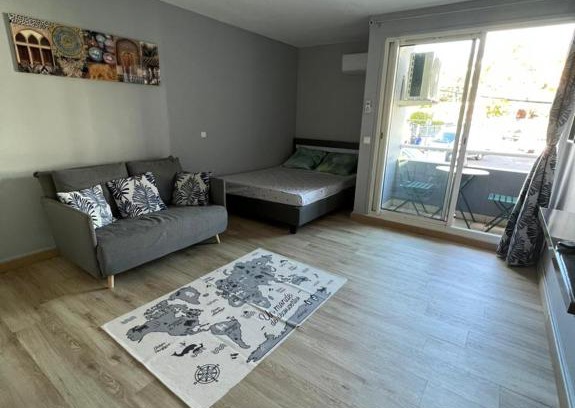Sainte-Clotilde Apartment | Immense studio Ste Clotilde chez Nora