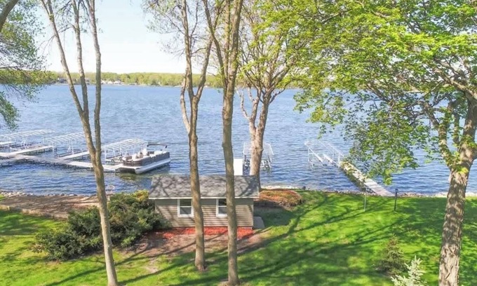 Alexandria House | Immerse in Luxury Grand 5BR Lakefront Haven Views