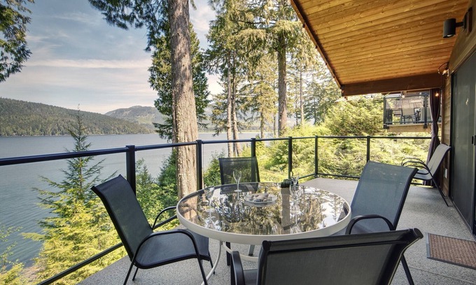 Port Renfrew Cottage | Immerse yourself in the splendour of the wild west coast of Vancouver Island.