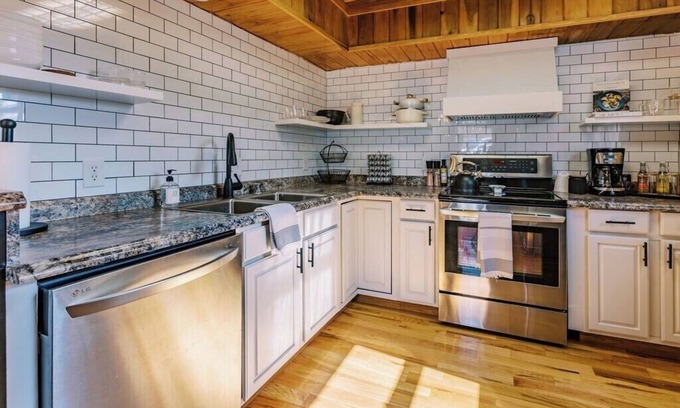 Wellington Cabin | Immerse yourself into the hills of Kentucky & enjoy the escape from the grind of the daily hustle