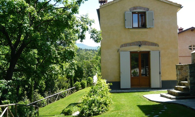 Sarzana House | Immersed in a private secular park, equidistant from Cinque Terre and Versilia