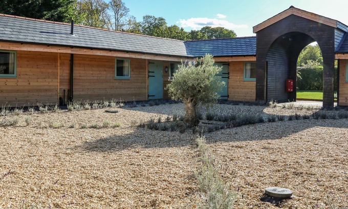 Aldermaston Wharf Apartment | IMPALA - NO.6, pet friendly, with a garden in Goring-On-Thames