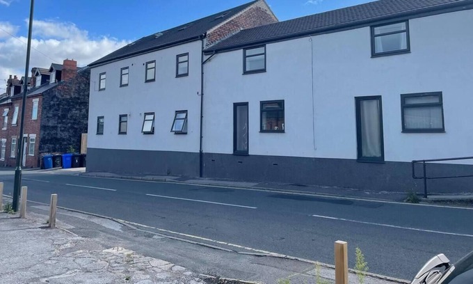 Chesterfield Apartment | Impeccable 1-Bed Apartment in Chesterfield