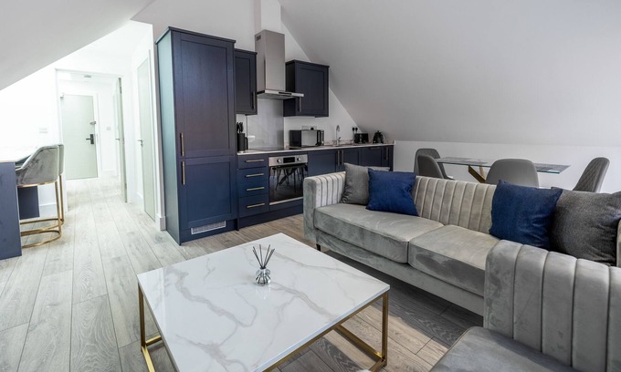 Camberley Apartment | Impeccable 2-Bed Apartment in Camberley