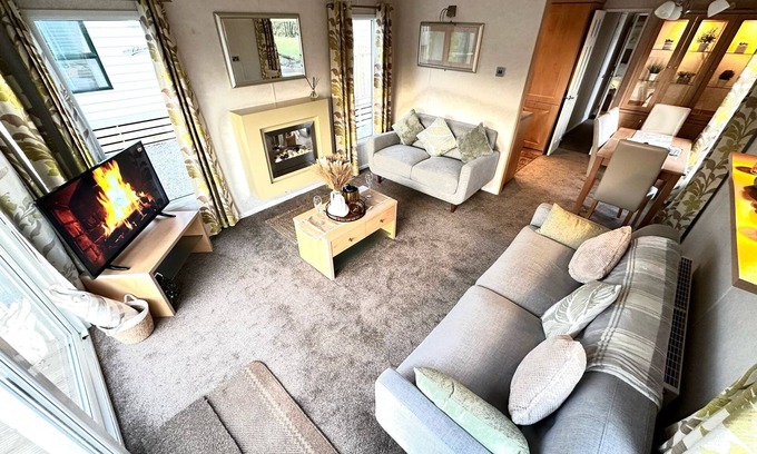 Wesham Cabin | Impeccable 2-Bed Lodge in Preston hot hub