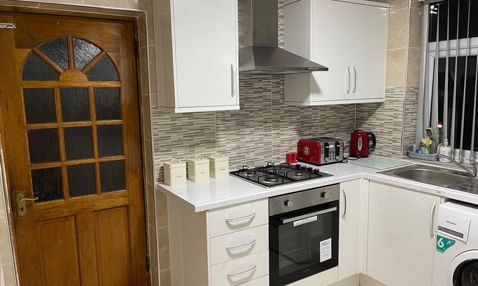 Stonnall House | Impeccable 3-bed House in Birmingham