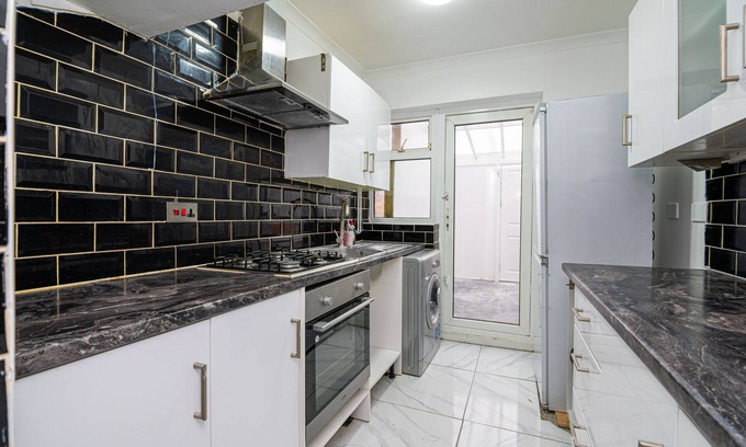 Abbey Wood House | Impeccable 3-Bed House in Abbeywood