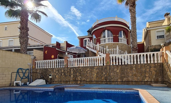 Monforte del Cid Villa | Impeccable 6-Bed Villa in Monforte del Cid
