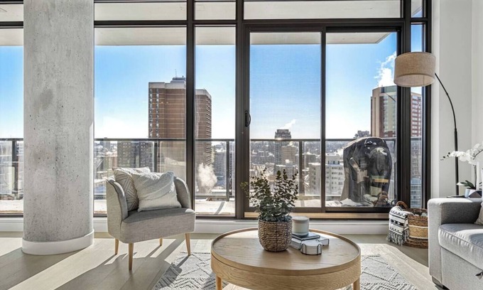 Connaught Apartment | Impeccable DT Condo | City & Mountain Views | Pool