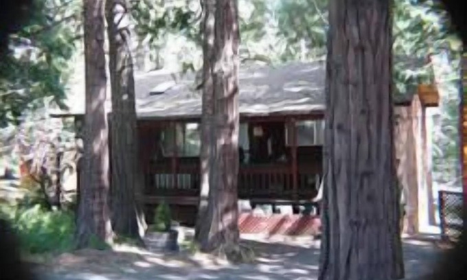 Twain Harte Cabin | Impeccable home- ceiling fans, skylight, kitchen, air hockey, flat access