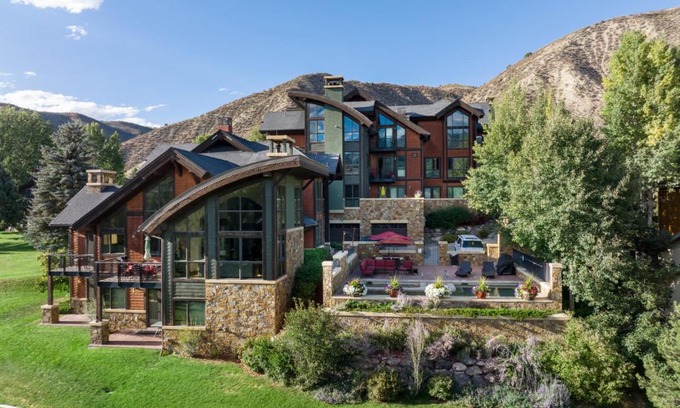 Avon House | Impeccable Lakeside Penthouse