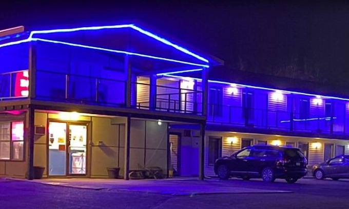 100 Mile House Hotel | Imperial Motel