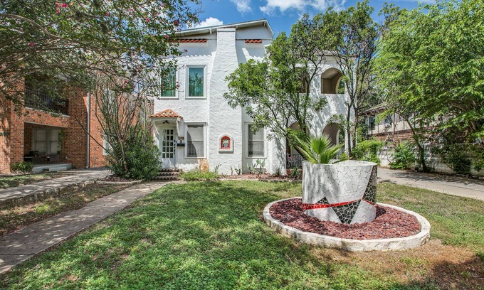 Uptown Apartment | Impressionist art themed 2B apartment in modernly renovated Spanish Colonial