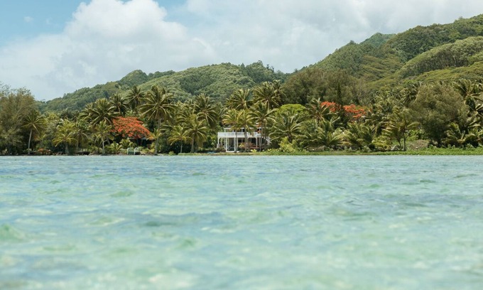 Muri House | Impressive, 10 bedroom Beach House located directly on Muri Lagoon
