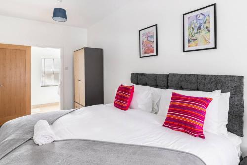 Milton Keynes Apartment | Impressive 4 Bed House Sleeps 8 Private Parking, Fast WiFi 2x Smart TVs Netflix & Foosball, Business Travellers Relocaters Leisure Welcome