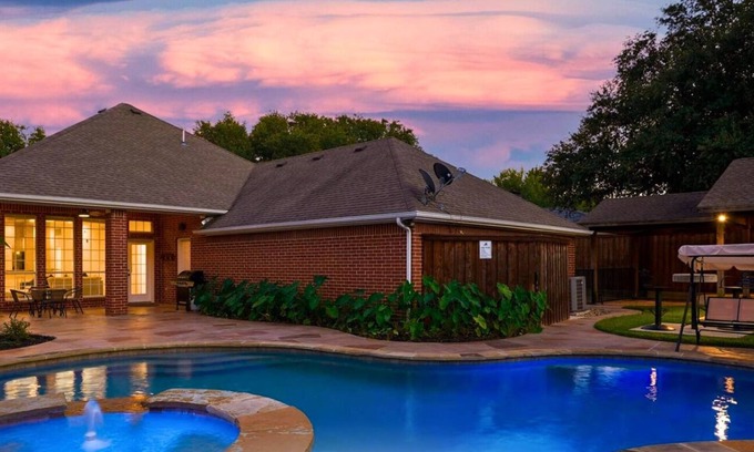 Irving House | Impressive 5BR/3.5B Home with Pool, Game Room & Cinema Room