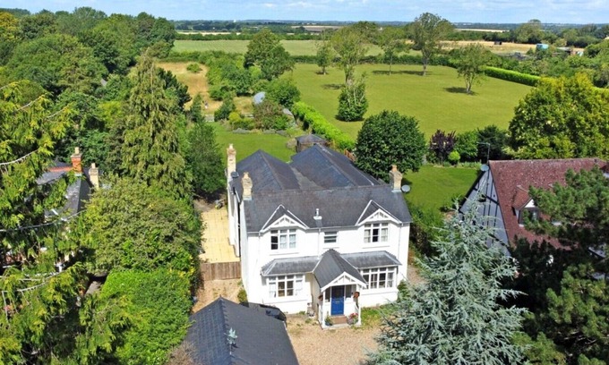 Harston House | Impressive detached house with hot tub 4.5 miles from Cambridge city centre