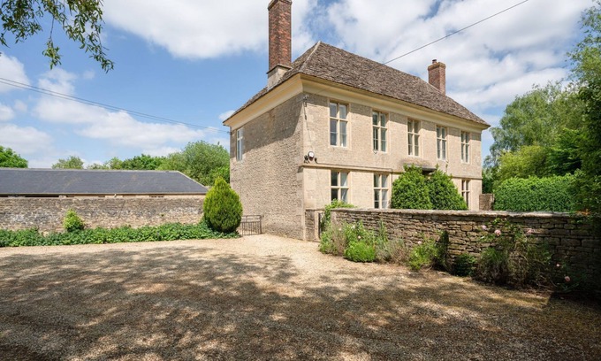 Quenington Other | Impressive Georgian Farmhouse with hot tub and games room - Yew Tree Farmhouse