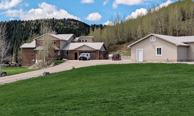 Bedford Cabin | Impressive Multi Family Lodge - 1 hour from Jackson Hole!