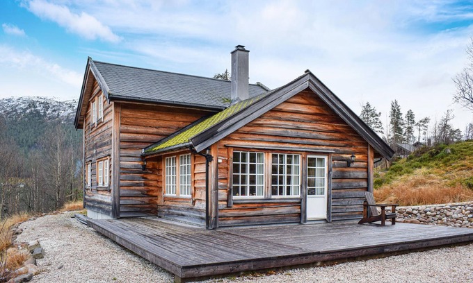 Stalheim House | Impressive, rustic log house in the tranquility of nature.