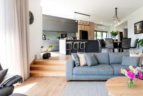 Newstead House | Impressively Spacious Modern & Convenient