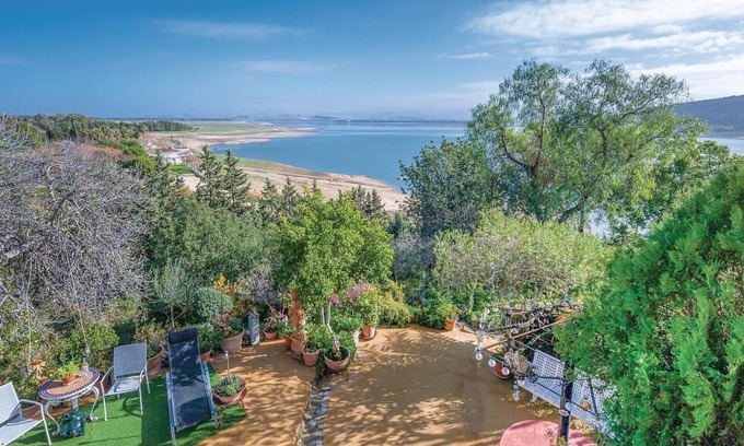 Arcos de la Frontera House | In a dreamlike landscape at the reservoir of Bornos you will find this fantastic vacation home.