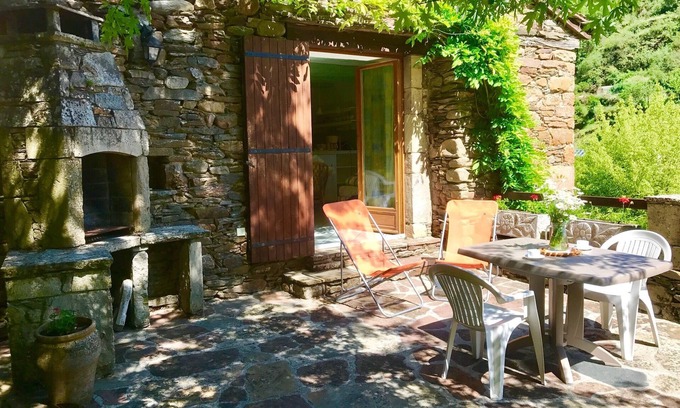 Brousse-le-Chateau House | In a fantastic medieval village, house in stone with a nice view near the river