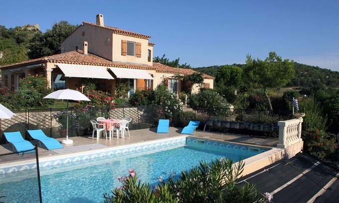 Vernegues Apartment | In a farmhouse with pool on the upland of a Provencal village