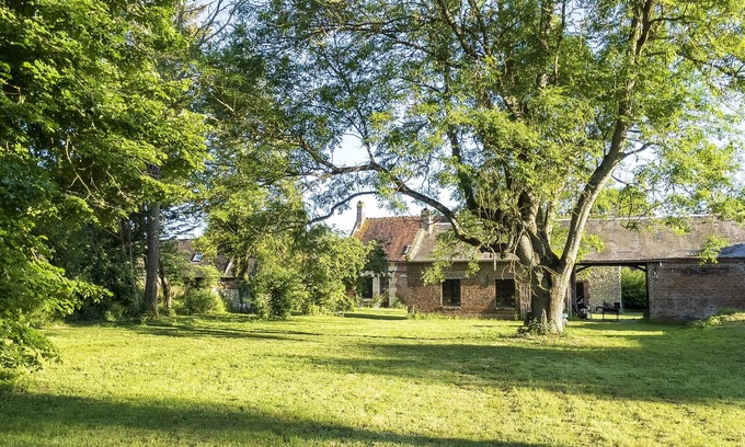 Cernoy House | In a nearby hamlet of the Oise, at the foot of a 15th century chapel,