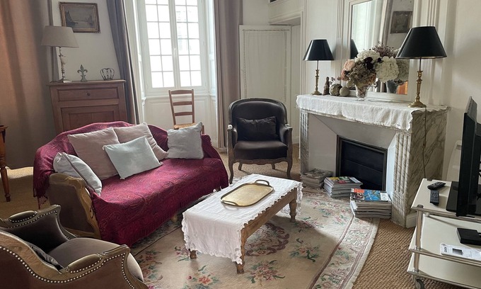 La Rochelle City Centre Apartment | In a private mansion, between the beach, parks, and the city centre