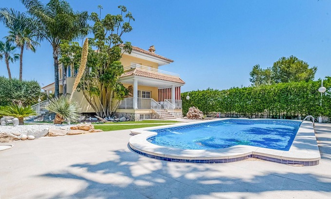 El Esparragal House | In a suburb of Murcia awaits you this authentic vacation home with beautiful garden and amenities.