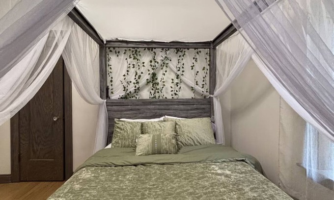 Berwyn House | in Berwyn - 3 bedrooms available