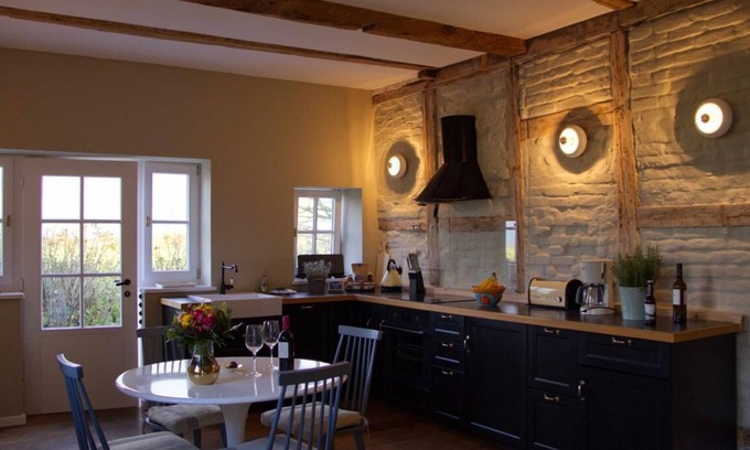 Fehmarn Apartment | Inselblume 85 - vacation home with thatched roof in the countryside