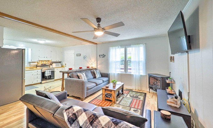 Pineola Cabin | In Golf Community w/Pool Access: Newland Cabin