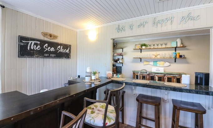 Galveston House | In-home Bar, Lounge, and Arcade! Stay Entertained