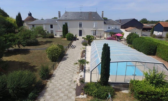 Chabournay Apartment | In large estate with swimming pool: 1 bedroom apartment for 4 people