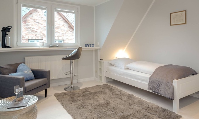 Tinnum Apartment | In order to make the apartment airy and yet cozy, a lot of white was used here.