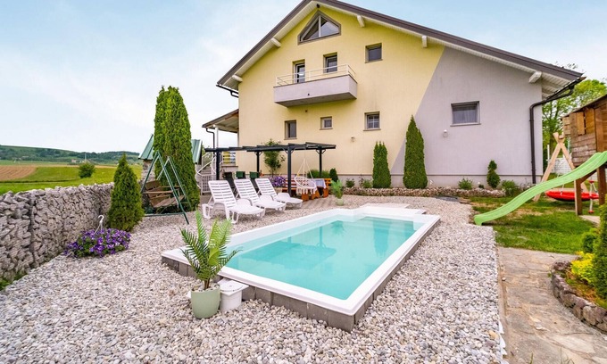 Brinje House | In quiet and beautiful nature welcomes you this beautiful and spacious vacation home in Brinje.