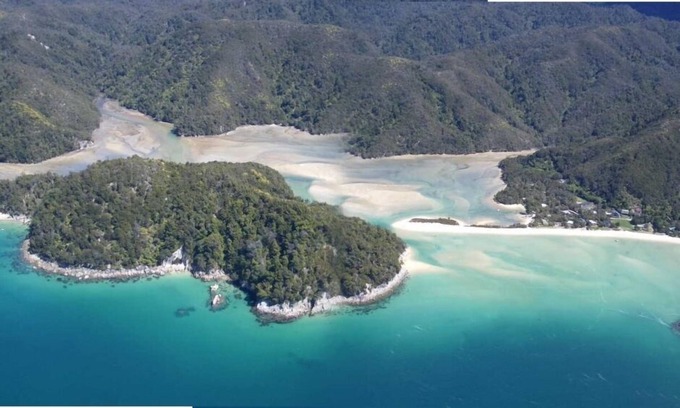 Torrent Bay House | In the heart of the park