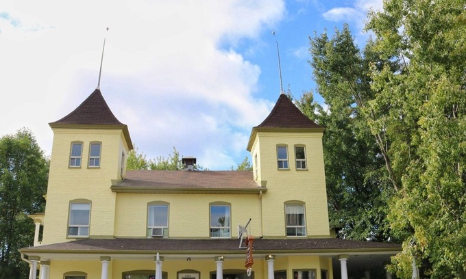 Jonquiere House | In the city center of jonquiere