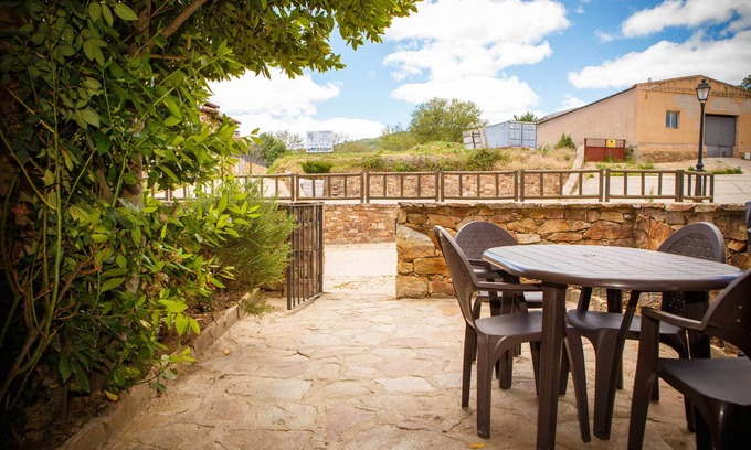 Horcajuelo de la Sierra Ski Chalet | In the Maillo house you can enjoy a terrace with barbecue and a front patio