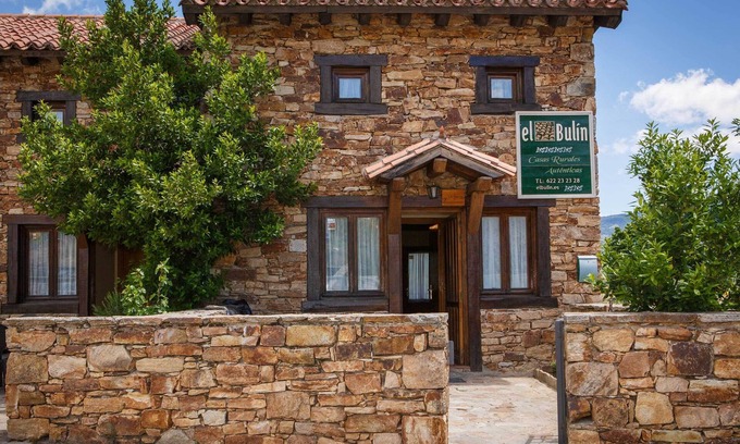 Horcajuelo de la Sierra Ski Chalet | In the Becea house you can enjoy a large terrace with barbecue and a small front patio