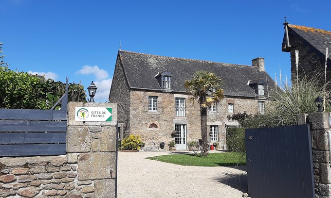 Saint-Helen Cottage | In the grounds of a manor house
