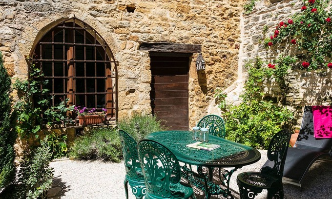 Beynac-et-Cazenac House | In the heart of Beynac, a rare14th century house
